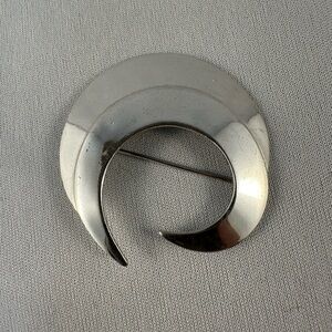 Vintage Sarah Coventry silver tone swirl brooch
